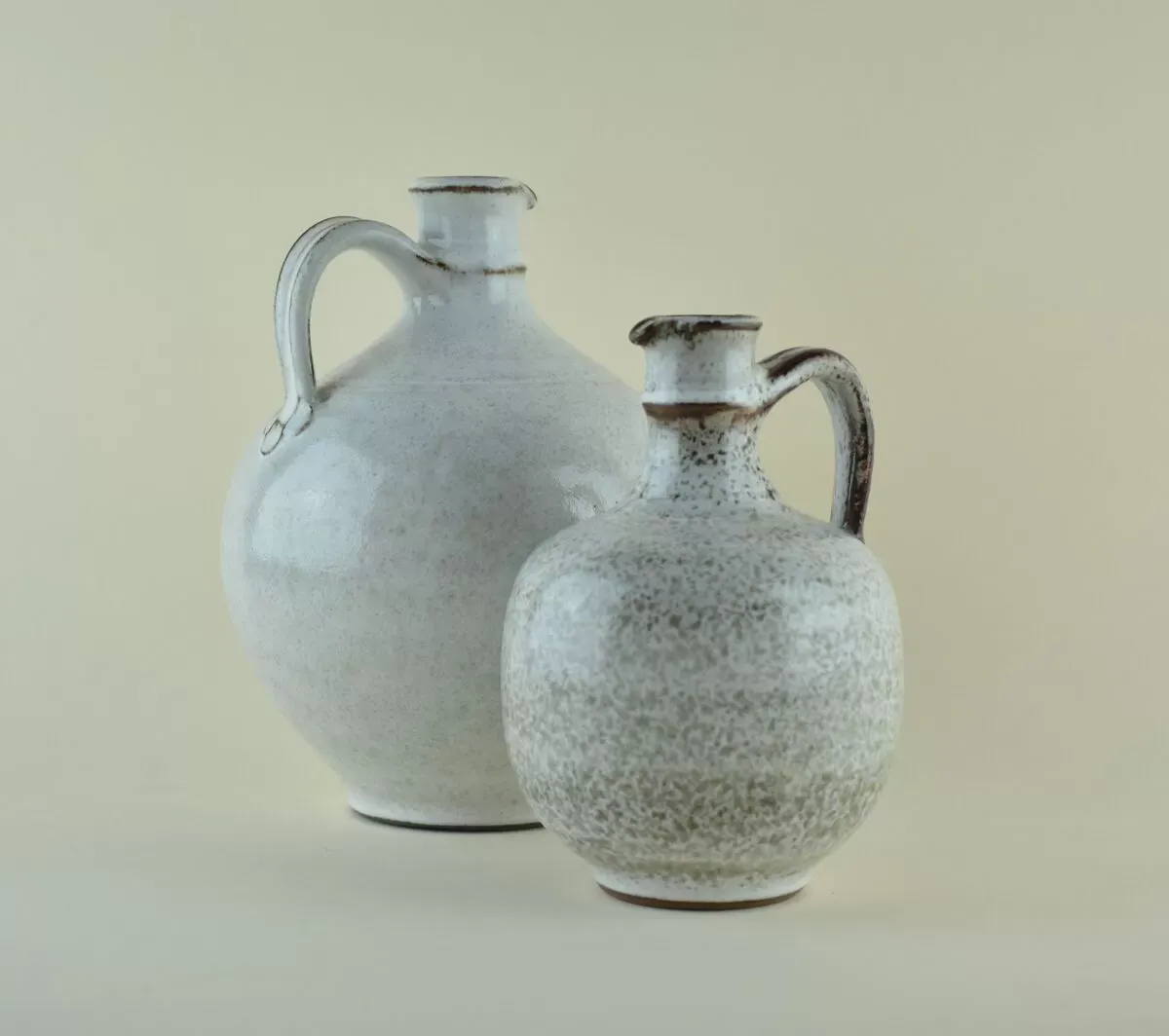 Illustration numéro 4 du produit Pichet à décor moucheté de Roger Collet