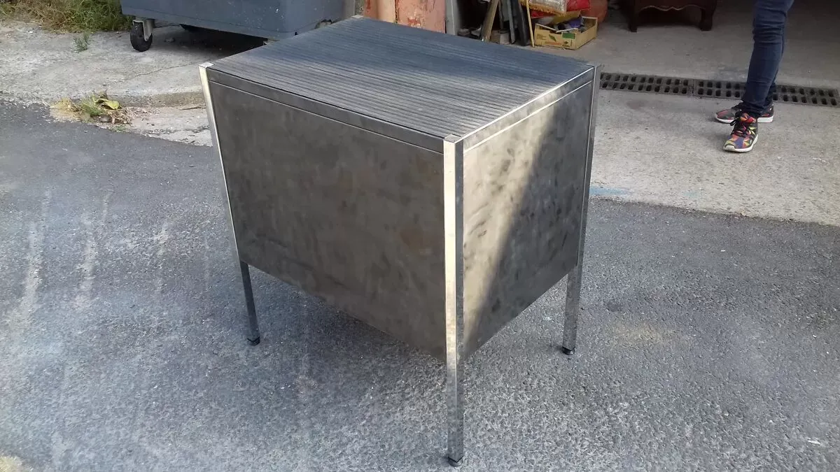 Illustration numéro 4 du produit Meuble industriel genre buffet vers 1960 en acier poli et vernis mat