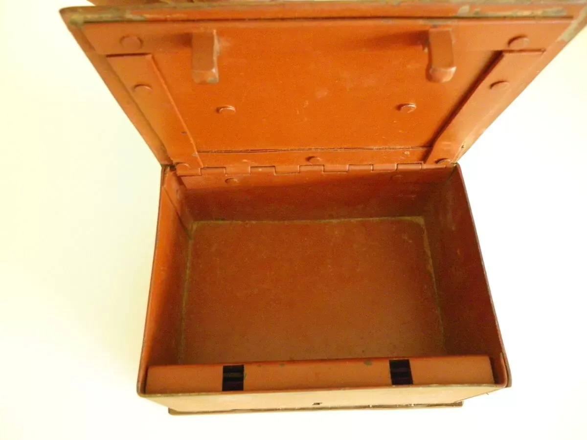 Illustration numéro 4 du produit Ancienne caisse ''coffret-fort'' des années 1920 de style industriel