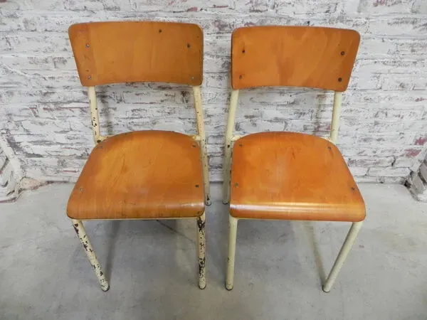 Illustration numéro 4 du produit 2 chaises empilables