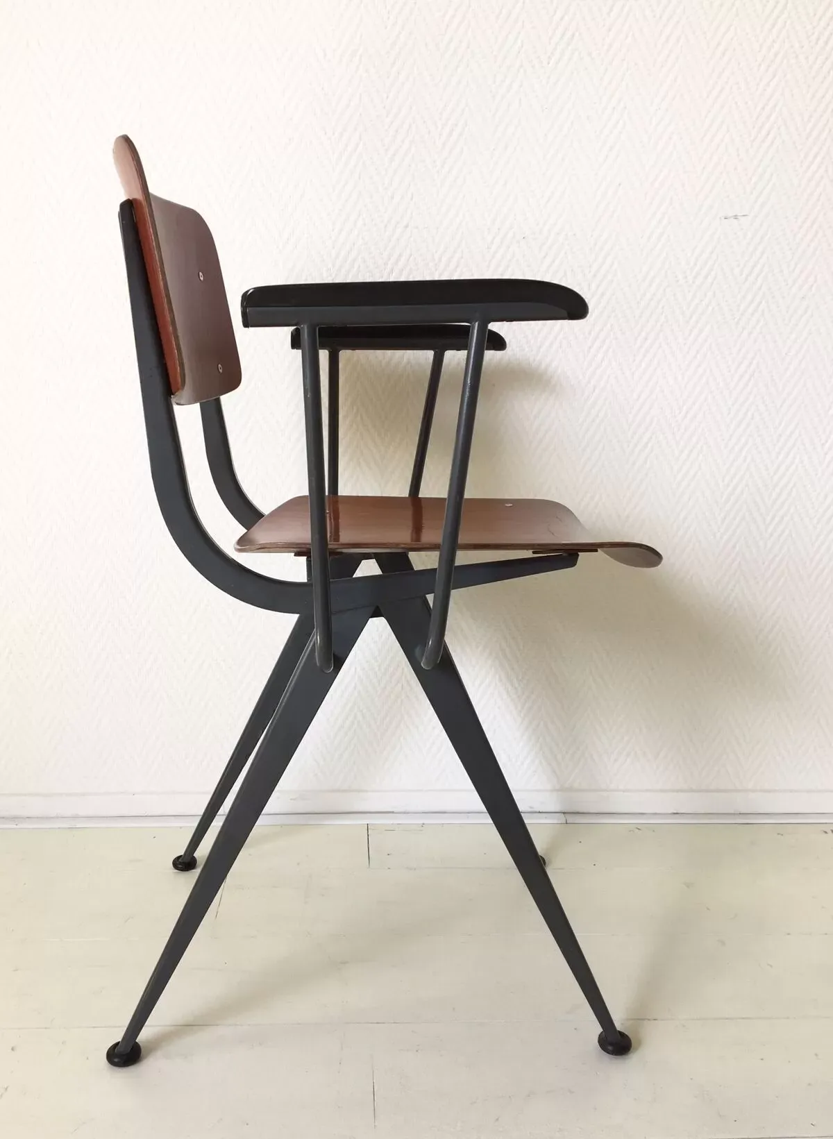 Illustration numéro 4 du produit Fauteuil de milieu de siècle style industriel