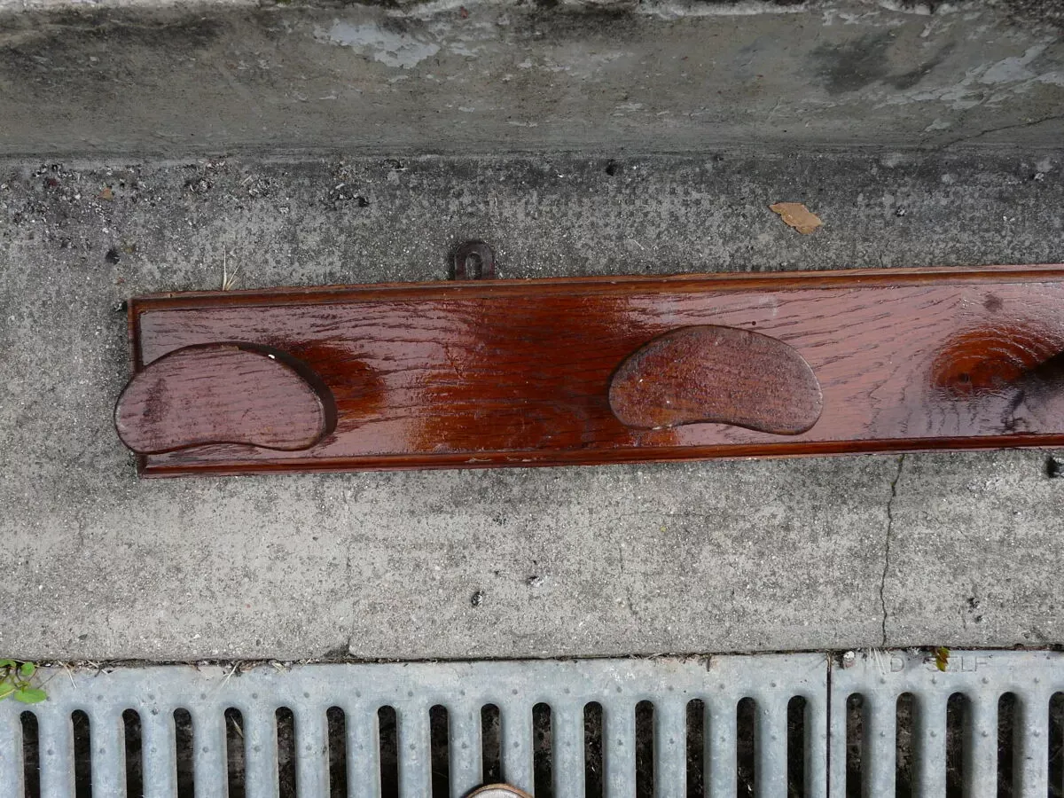 Illustration numéro 4 du produit Porte manteau bois 6 patères industriel ou d'école