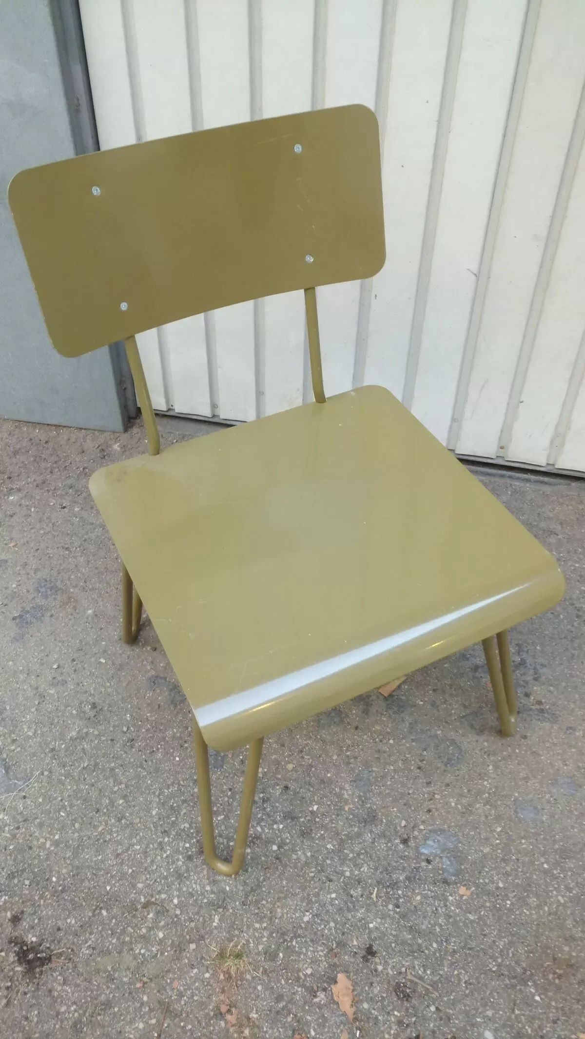 Illustration numéro 4 du produit Chaise industrielle d'atelier militaire métal laqué des années 60 vintage