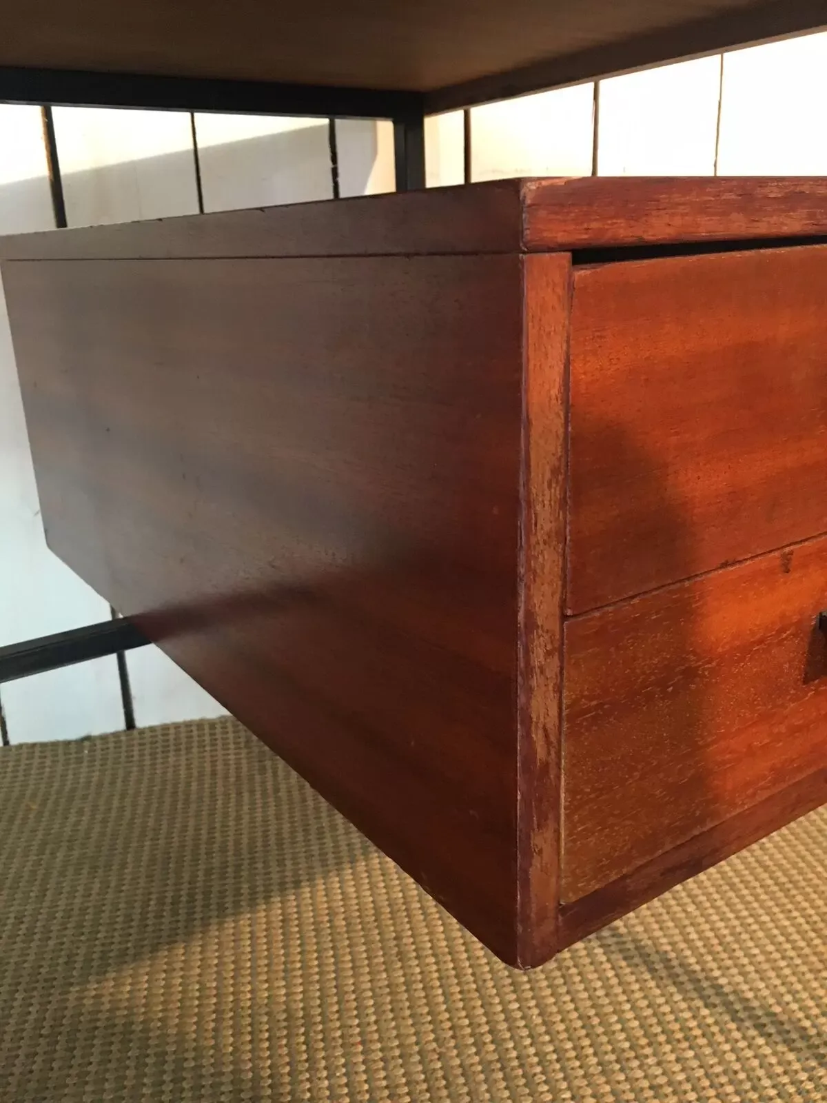 Illustration numéro 4 du produit Bureau des années 50