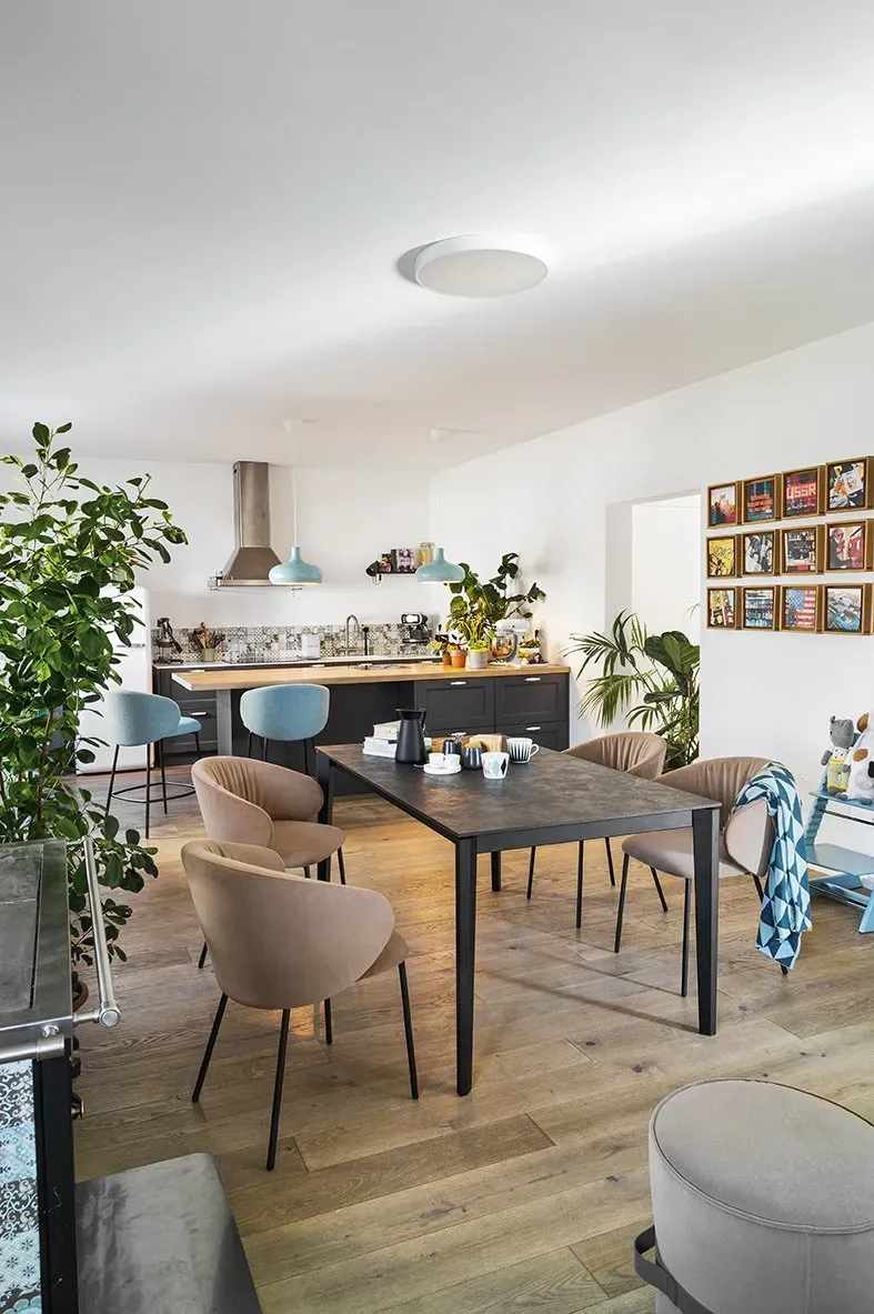 Illustration numéro 5 du produit Table extensible 8 couverts PENTAGON 210cm pieds métal plateau mélaminé bronze