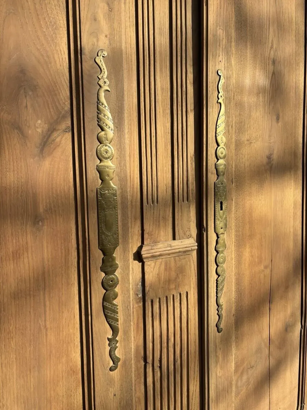 Illustration numéro 5 du produit Armoire en merisier massif