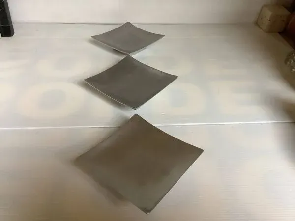 Illustration numéro 5 du produit Trois vide poche bougeoirs argentés en métal