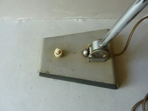 Illustration numéro 5 du produit Lampe de bureau, d'atelier, en métal kaki, années 60