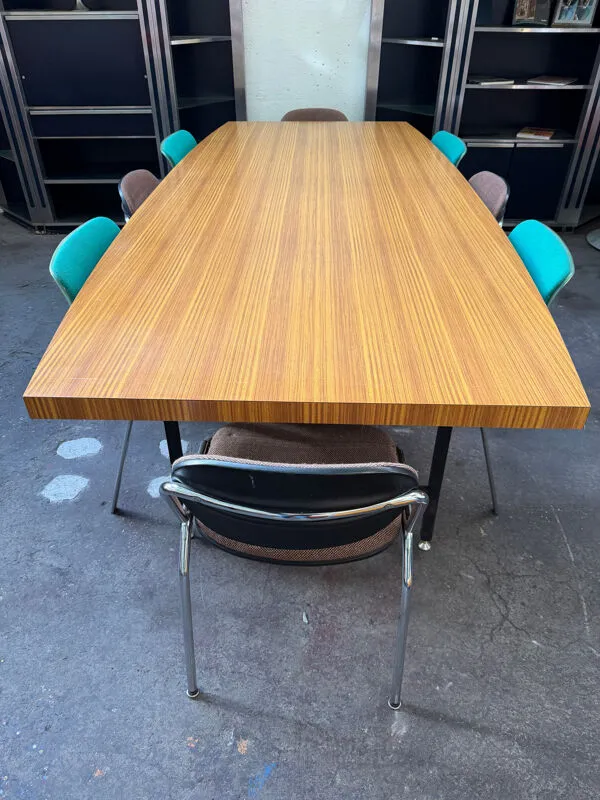 Illustration numéro 5 du produit Table de conférence