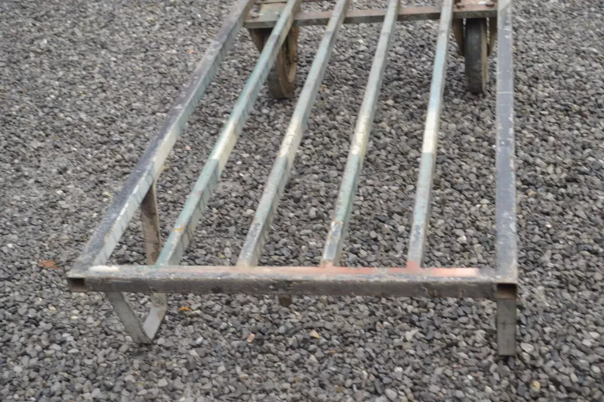 Illustration numéro 5 du produit Table de salon / chariot industriel en fer