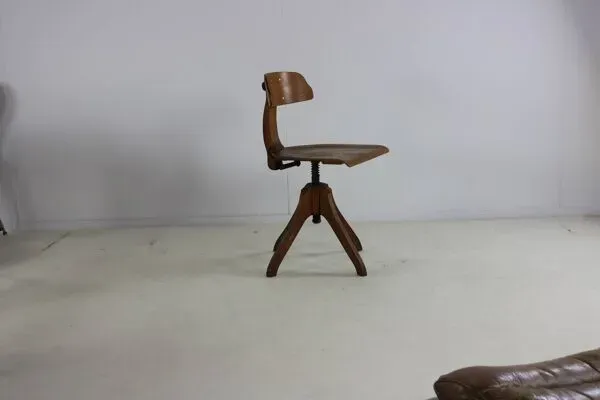 Illustration numéro 5 du produit Chaise de bureau Europa design allemand des années 20 pour Olympia Büromaschinenwerke AG