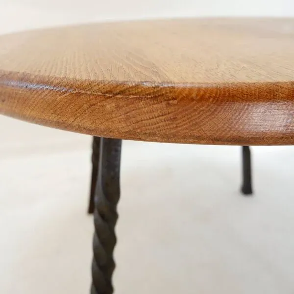 Illustration numéro 5 du produit Table basse ronde avec base en fer forgé torsadé, France 1960s - Ø 67cm