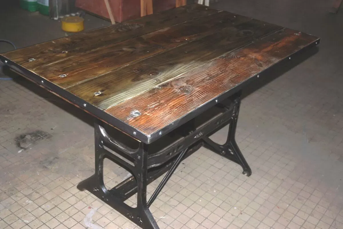 Illustration numéro 5 du produit Table