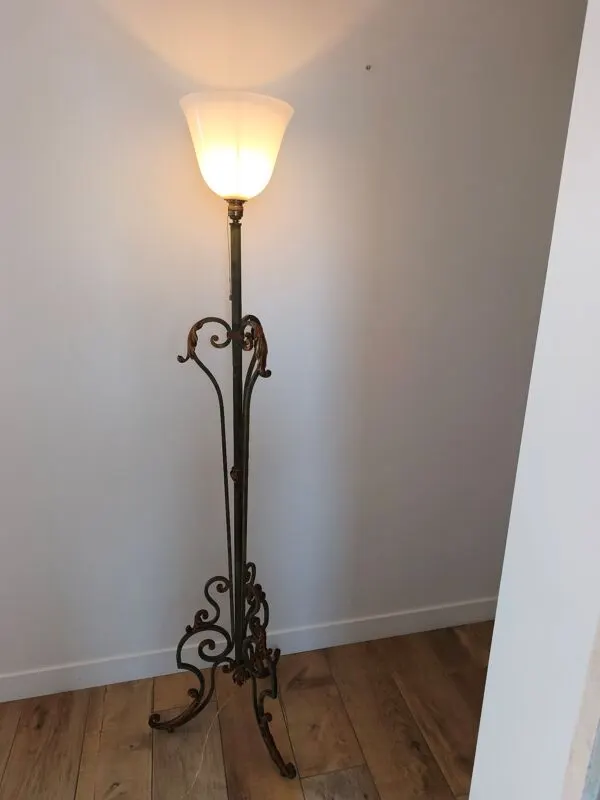 Illustration numéro 5 du produit Lampadaire ancien fer forgé et opaline Art Déco 1m80