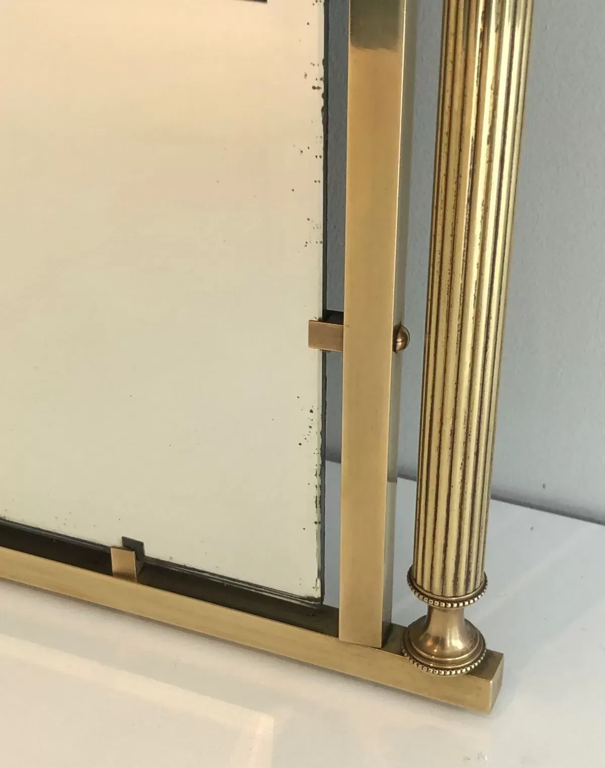 Illustration numéro 5 du produit Miroir de style néoclassique en laiton et tôle laquée