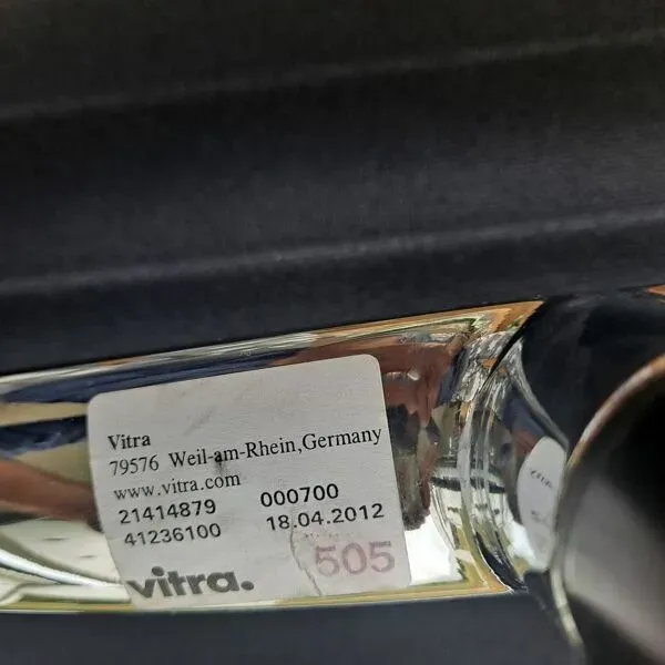 Illustration numéro 5 du produit Chaise de bureau EA108 de Charles & Ray Eames pour Vitra 2012