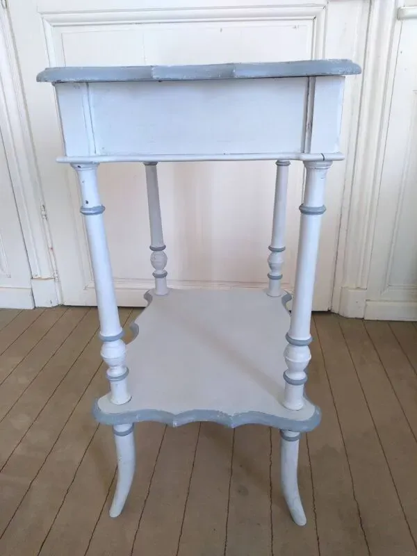 Illustration numéro 5 du produit Table d'appoint avec intérieur miroir et casiers de rangements