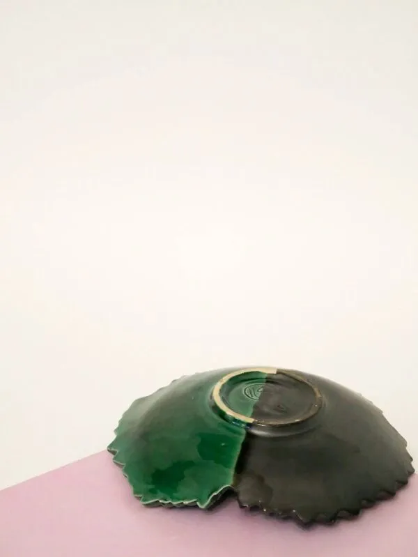 Illustration numéro 5 du produit Vide-poche en céramique feuille bicolore, vert et noir, signé, 1960