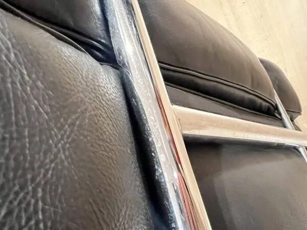 Illustration numéro 5 du produit Fauteuil LC2 en cuir noir avec cadre chromé par Le Corbusier pour Cassina, 1965