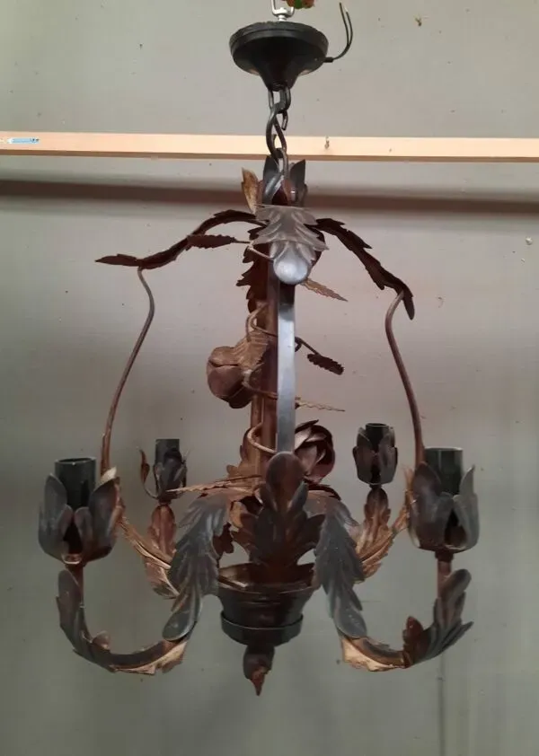 Illustration numéro 5 du produit Lustre en tole à motif flloral