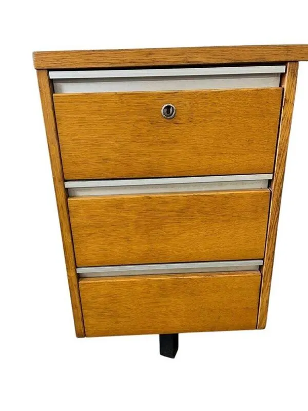 Illustration numéro 5 du produit Bureau en bois vintage avec cadre en acier noir