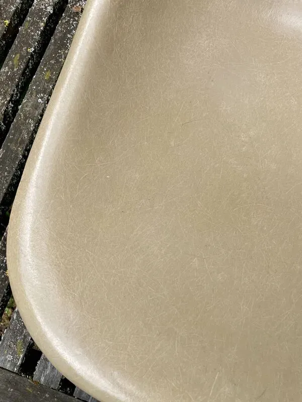 Illustration numéro 5 du produit Coque Beige Fiberglass Side Chair Eames Vintage by Herman Miller