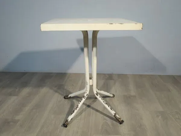 Illustration numéro 5 du produit Table de jardin années 50