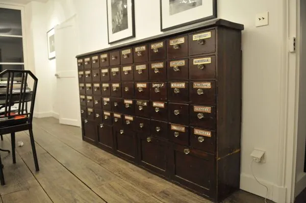 Illustration numéro 5 du produit Meuble d'apothicaire (Angleterre)