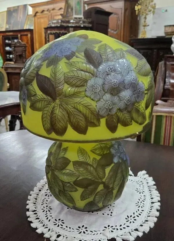 Illustration numéro 5 du produit Lampe de table en pate de verre multicouche, ornée d’un riche décor végétal