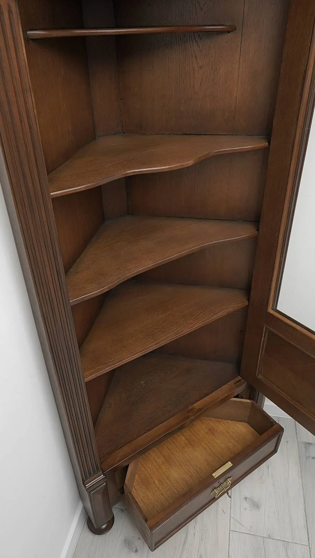 Illustration numéro 5 du produit Bibliothèque d'angle française antique. Après rénovation professionnelle.