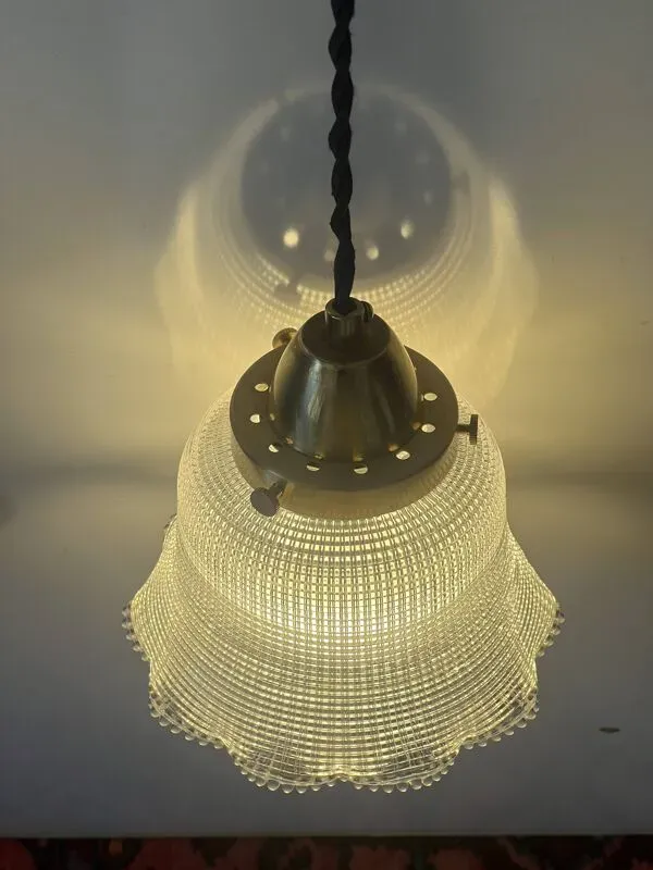 Illustration numéro 5 du produit Baladeuse en verre industriel Holophane avec accroche laiton