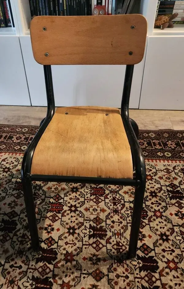 Illustration numéro 5 du produit Chaise de petit écolier : vintage