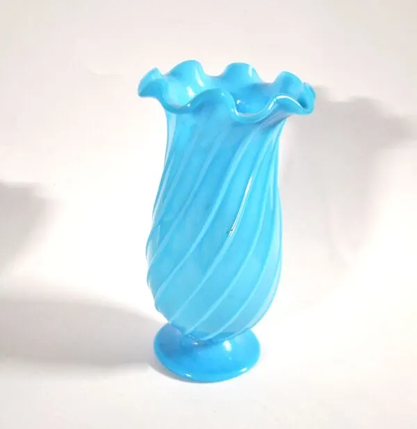 Illustration numéro 5 du produit Vallerysthal vase ancien en opaline soufflé bleu turquoise côtes torses
