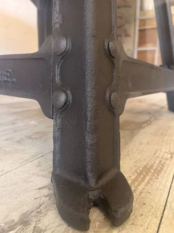 Illustration numéro 5 du produit Table industrielle ronde en forme d'oeuf