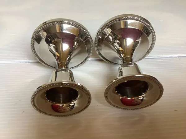 Illustration numéro 5 du produit Paire de petits bougeoirs perlés argentés en métal