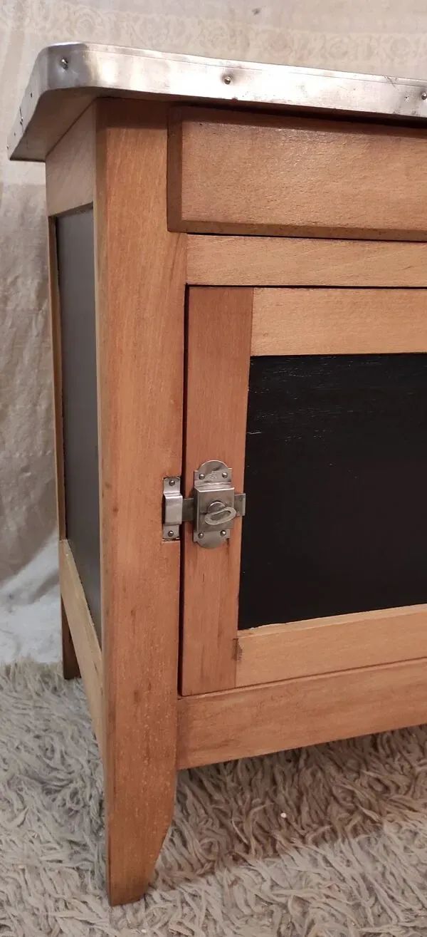 Illustration numéro 5 du produit Buffet parisien en bois massif et tôle émaillée - mid.XXème