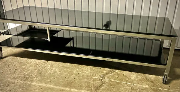 Illustration numéro 5 du produit Table basse design vintage chrome et verre fumé noir sur roulettes