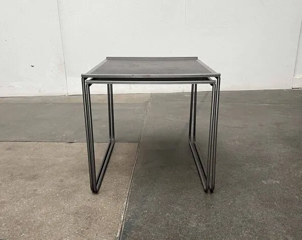 Illustration numéro 5 du produit Tables d'appoint gigognes postmodernes en métal perforé Ikea, années 1980