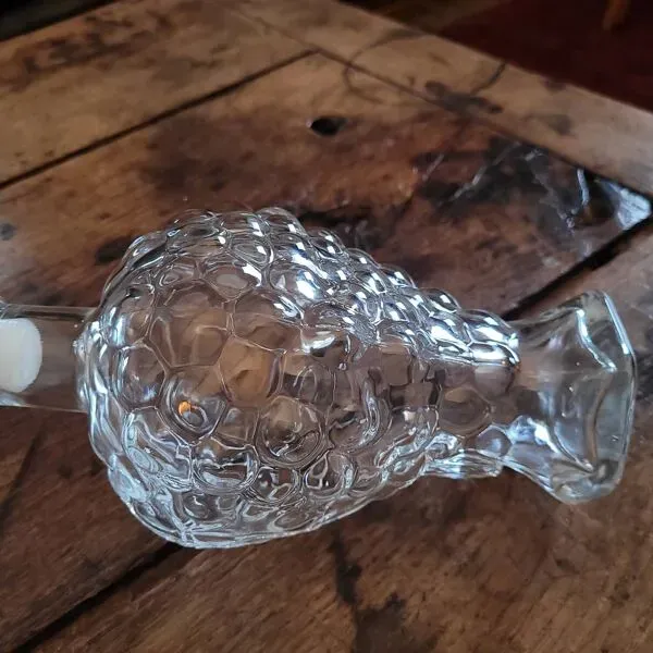Illustration numéro 5 du produit Carafe en verre moulé à décor grappe de raisin – années 1950