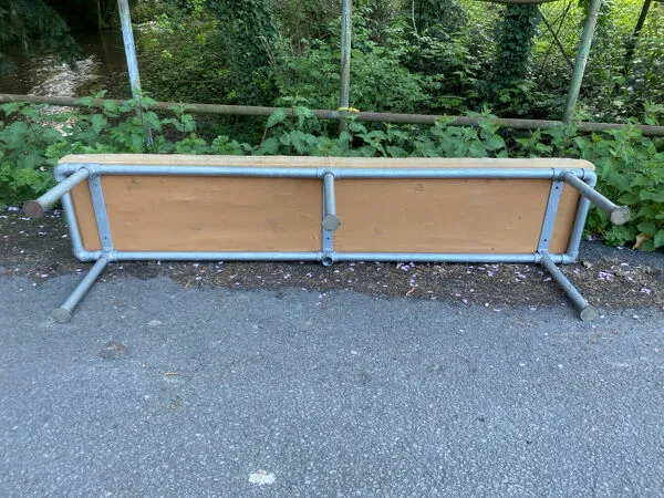 Illustration numéro 5 du produit Grand banc industriel vintage italien cuir et métal