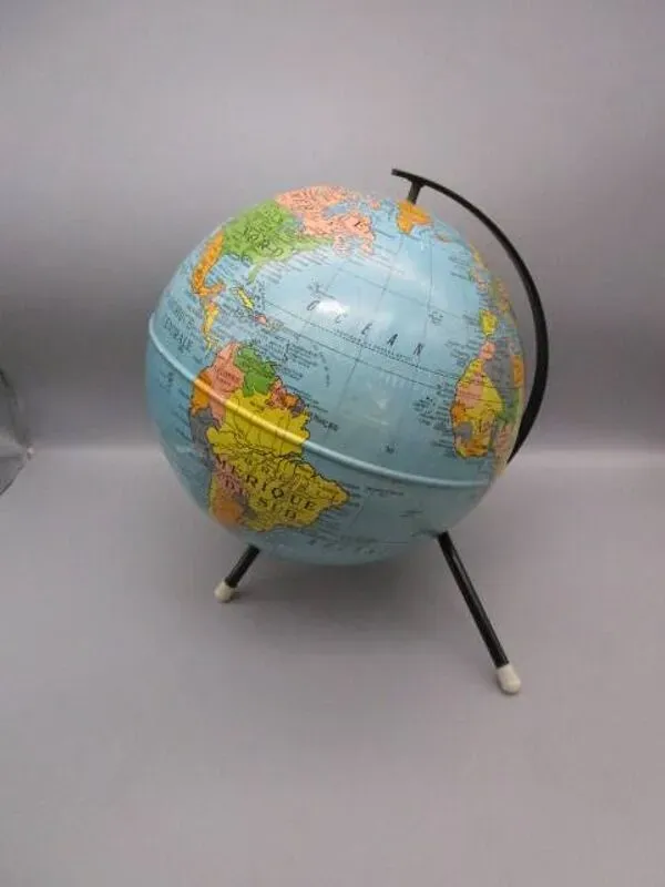 Illustration numéro 5 du produit Mappemonde Taride années 60' en tole