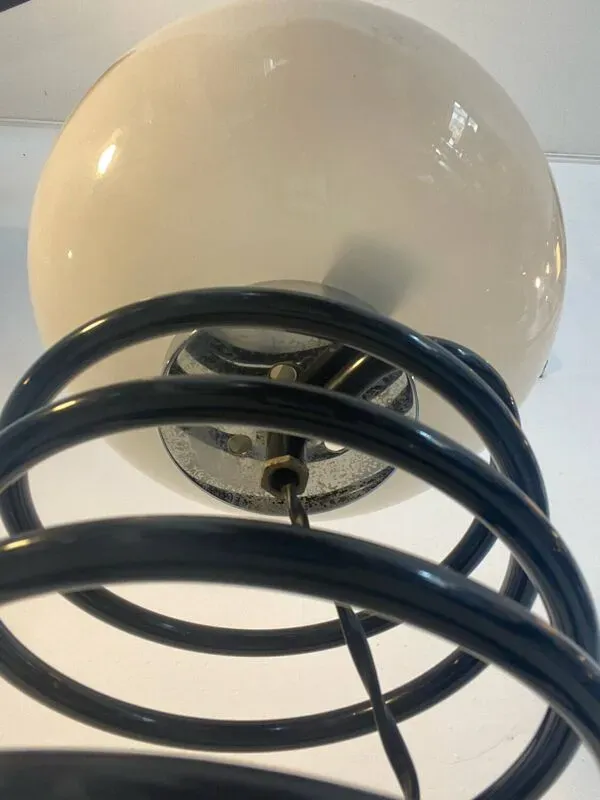 Illustration numéro 5 du produit Lampe à poser ressort dans le goût d'Ingo Maurer