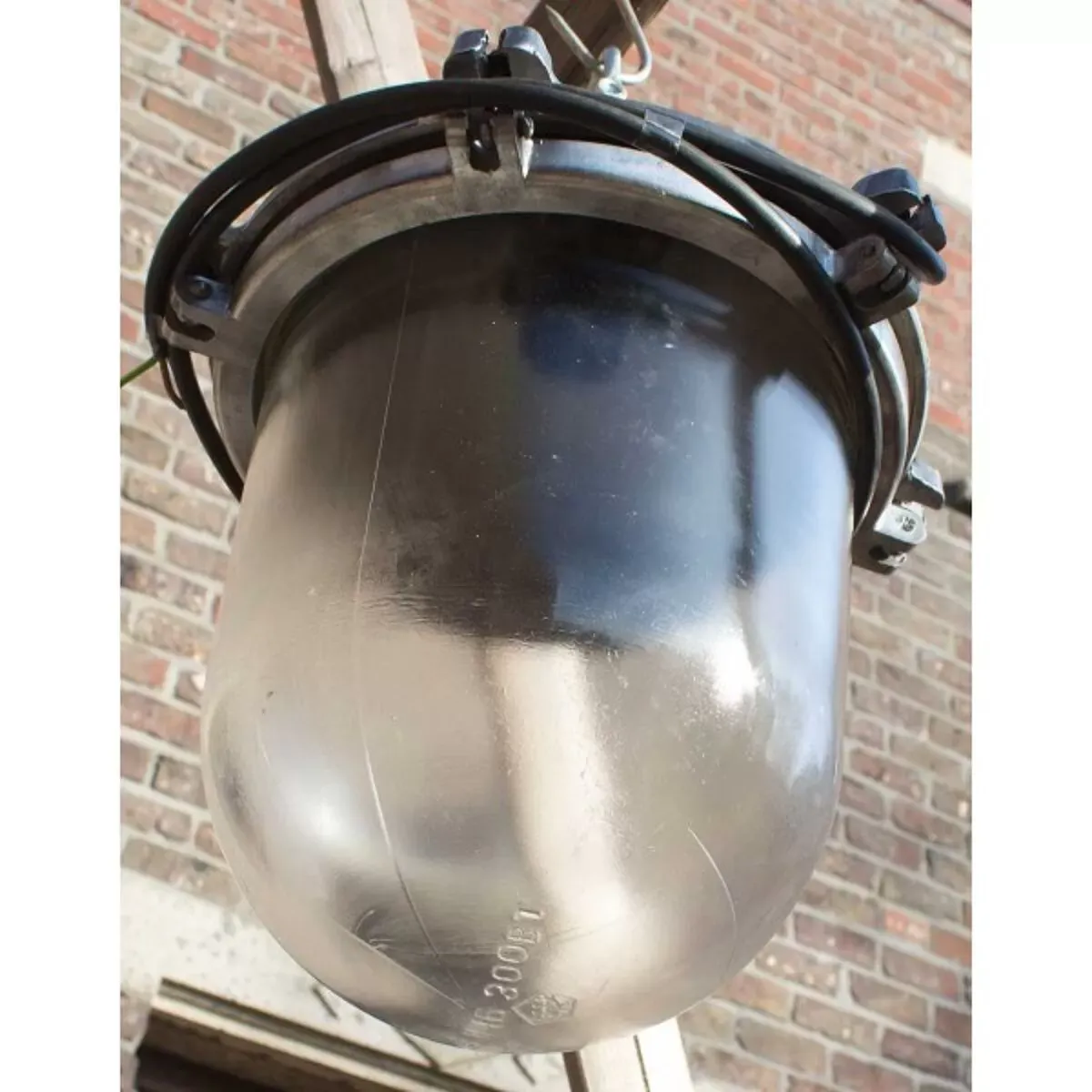 Illustration numéro 5 du produit Lampe industriel en alu avec globe en verre
