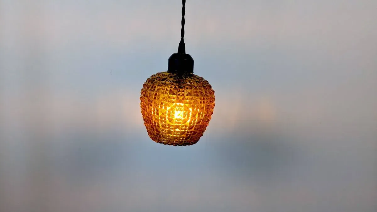 Illustration numéro 5 du produit Suspension vintage en verre ciselé ocre