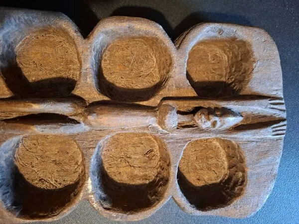 Illustration numéro 5 du produit Véritable Awalé traditionnel en bois massif sculpté