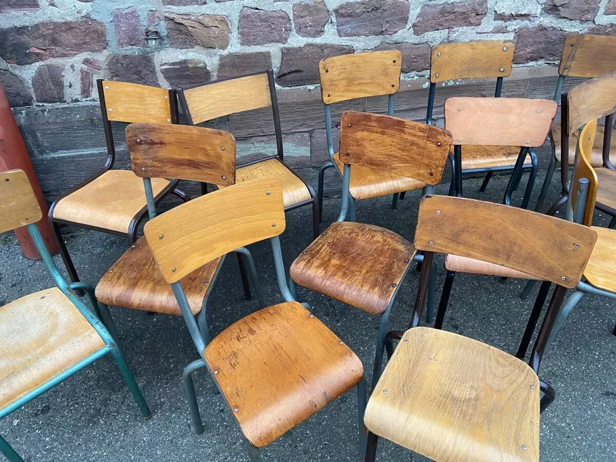 Illustration numéro 5 du produit 20 chaises industrielles école dépareillées vintage MULLCA tube & bois