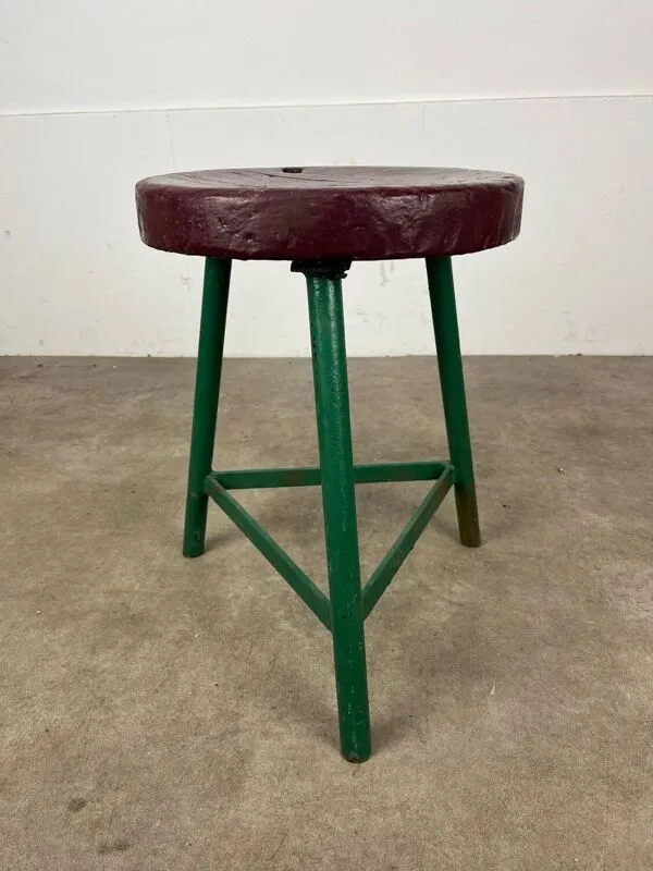 Illustration numéro 5 du produit Tabouret tripode industriel style loft