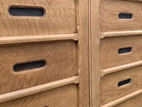 Illustration numéro 5 du produit Armoire de notaire en chêne brut massif, 1920