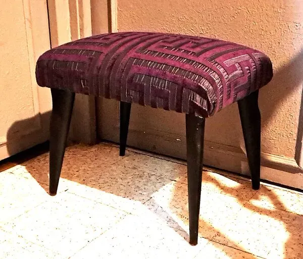 Illustration numéro 5 du produit Tabouret repose pied bois restauration tapissière XX meuble d'appoint