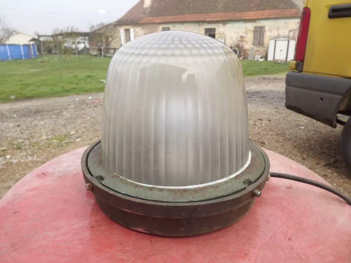 Illustration numéro 5 du produit Suspension industrielle Fonte et verre